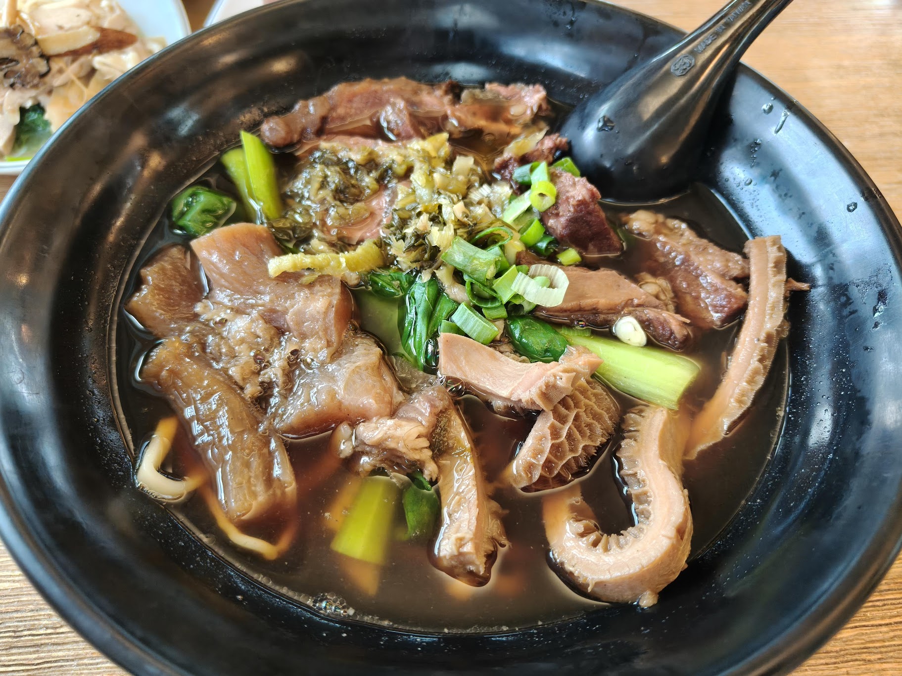 中正大四喜牛肉麵 - 古色古香設有老門窗裝飾的用餐空間