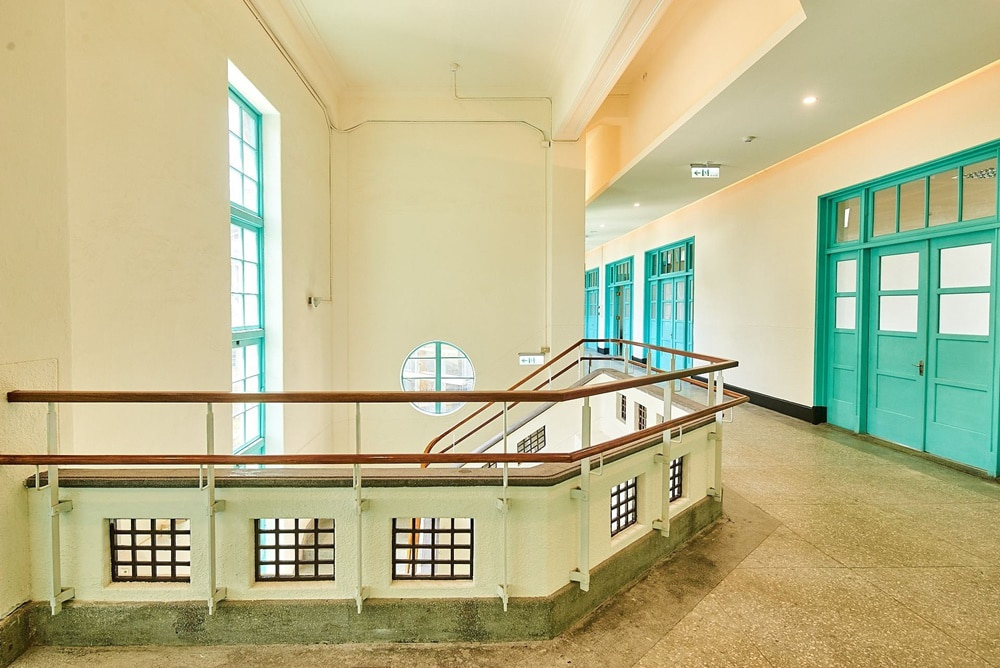 嘉義市立美術館歷史建築內部走廊與綠色窗框，老建築打卡拍照角度