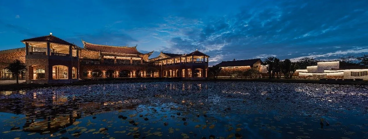 夜晚燈光下的嘉義縣表演藝術中心