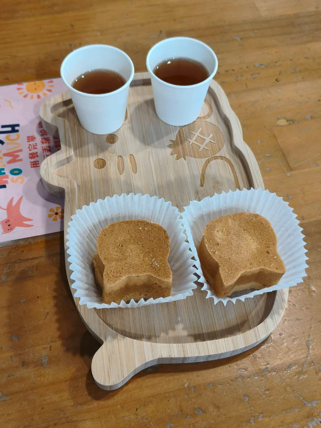 旺萊山免費提供的鳳梨酥與鳳梨茶